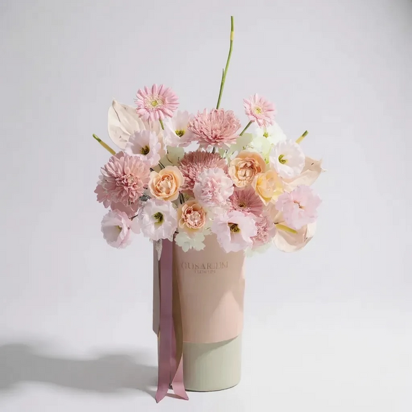 An elegant box filled with vibrant, colorful flowers that spread joy and positivity. With its refined design, it combines simplicity and luxury, making it the perfect gift to celebrate love and happiness.” 🌸🎁