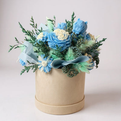 candle box with dry flowers